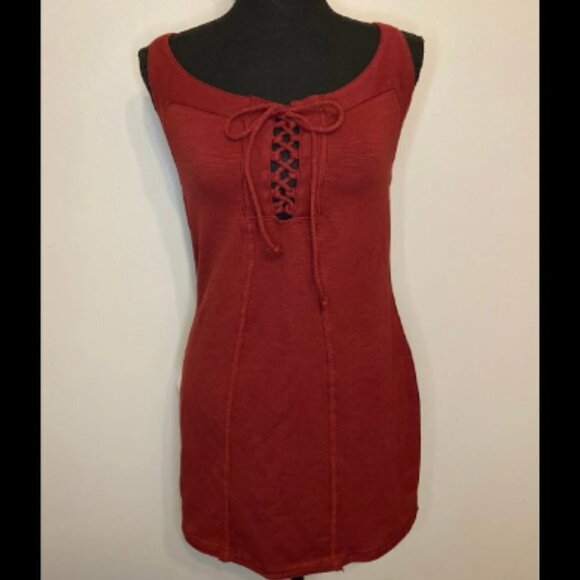 Elegant Red Lace-Up Dress - Picture 2 of 6